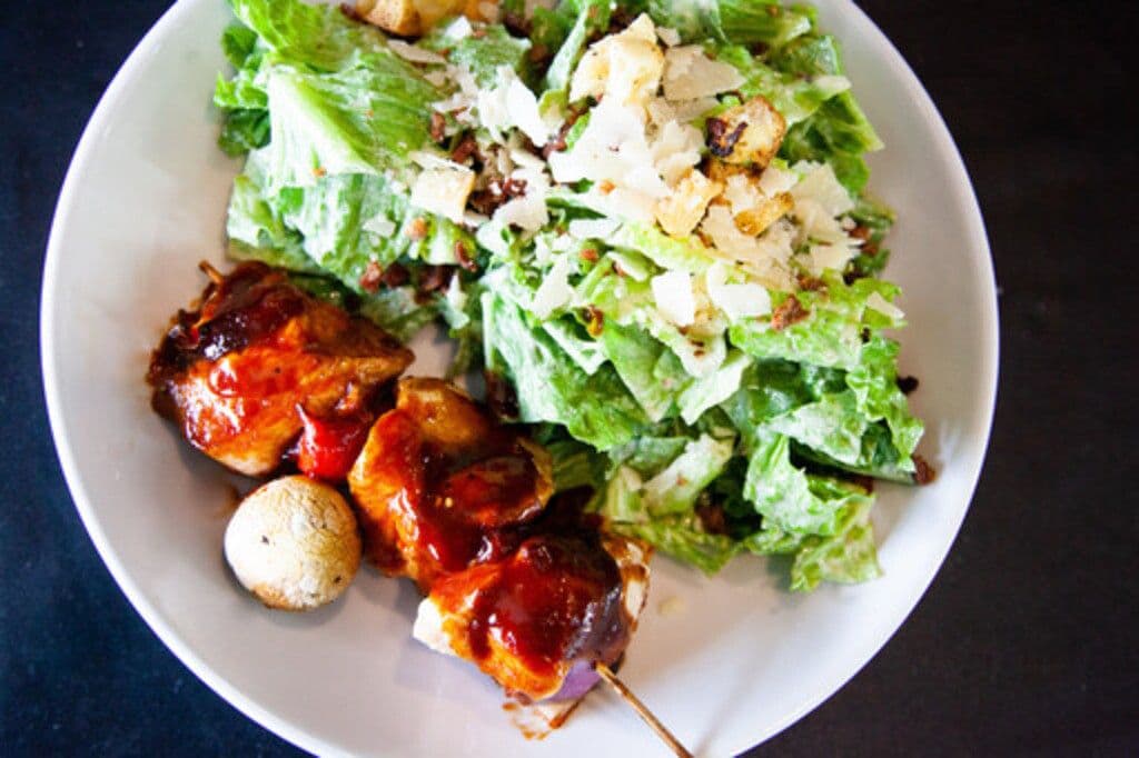 Repas salade César & brochette de poulet du jour
