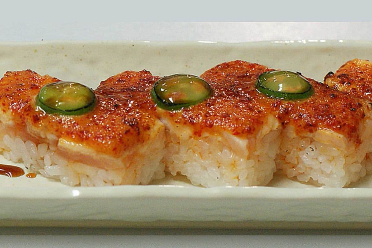 Spicy Mayo Salmon Oshi