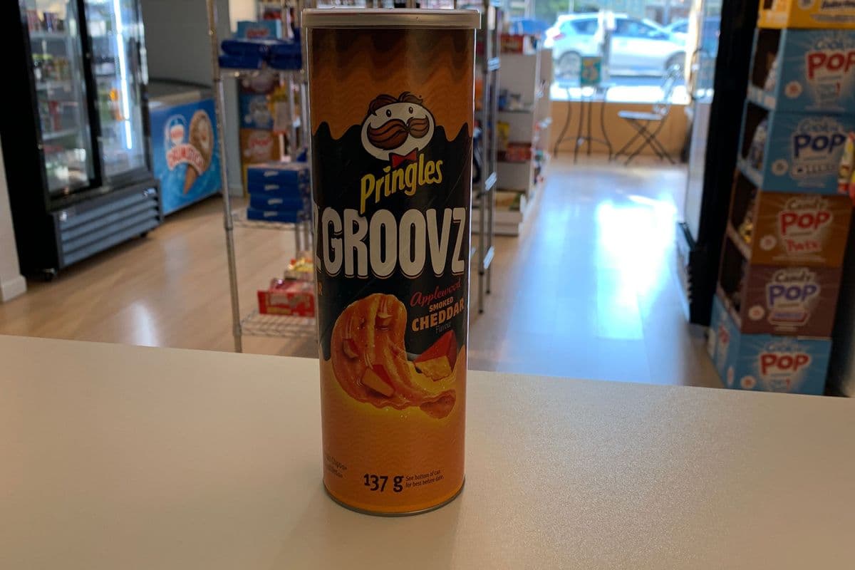 Pringle’s Grooves Applewood Smoked Cheddar (137 g)