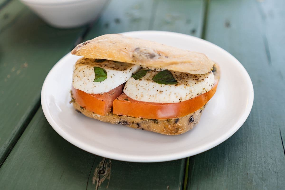 Sandwich au thon, oeufs, câpres, et fines herbes