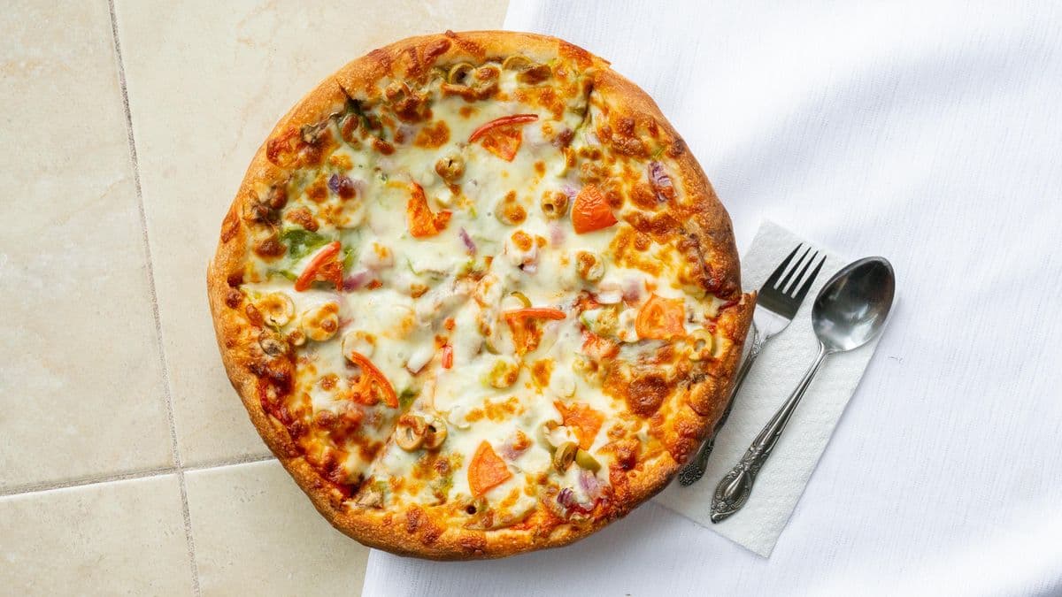 1 petite pizza 2 Garnitures / 1 Small Pizza + 6 ailes de poulet