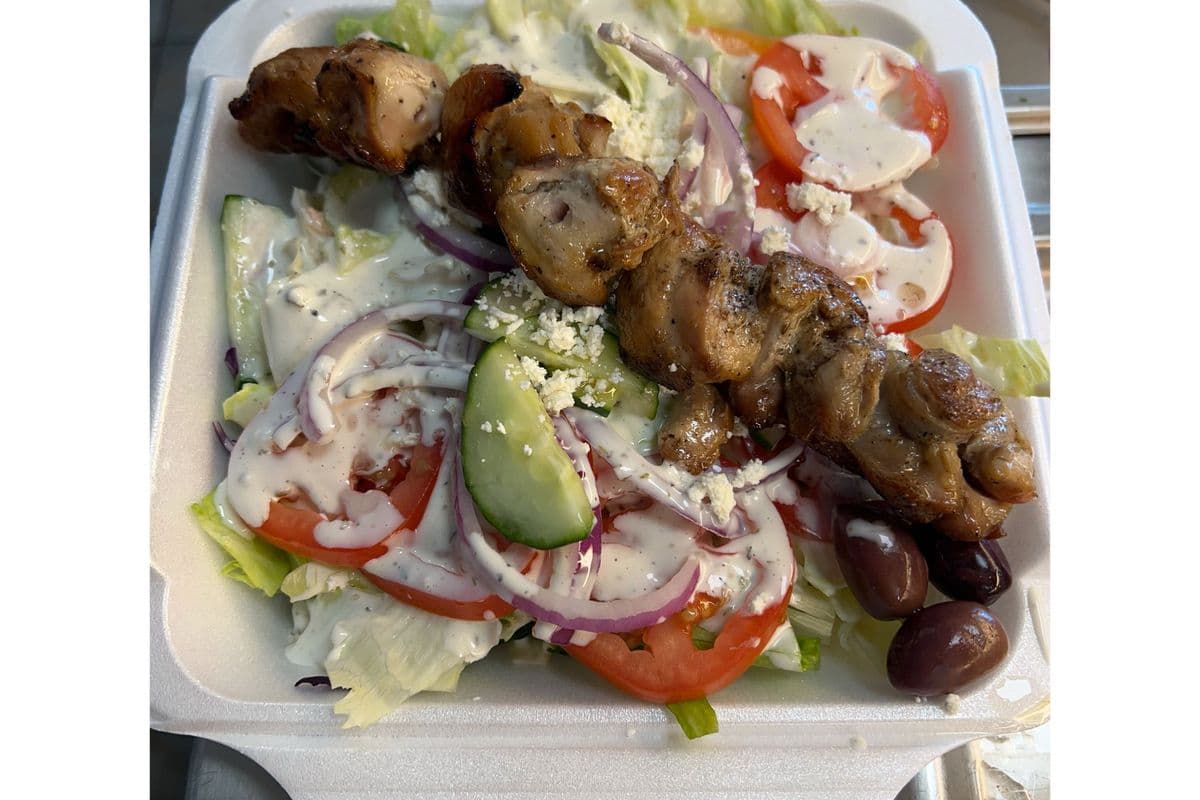 Souvlaki salad. (pork or chicken) (Large)