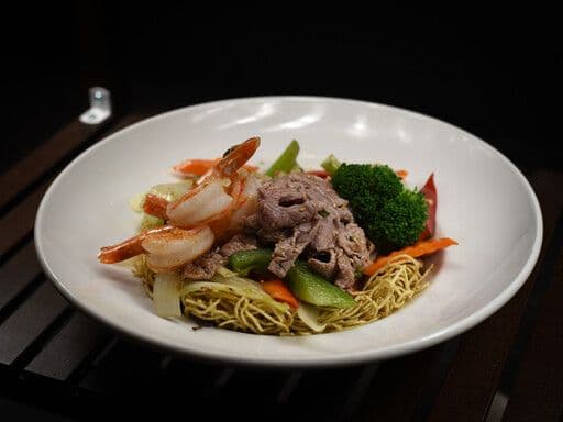 Bœuf AAA et crevettes sautés servis avec légumes / Sautéed AAA Beef and Shrimp Served with Vegetables