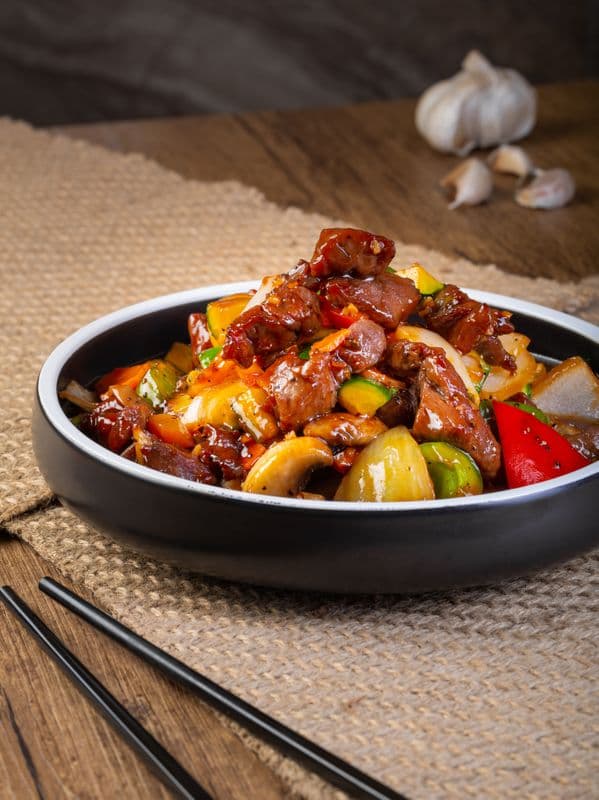 M2. Diced Sirloin with Chilli Black Pepper in Golden Bowl
