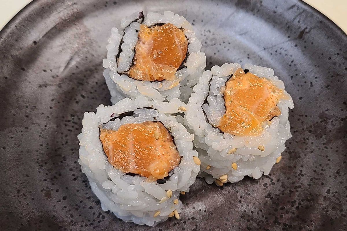 32. Hosomaki au saumon épicé (Sake Maki) / Spicy Salmon (Sake Maki) Hosomaki Roll