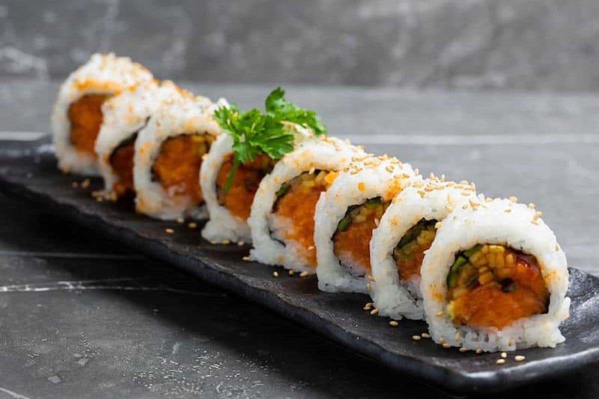Spicy Salmon Roll - Maki Sushi