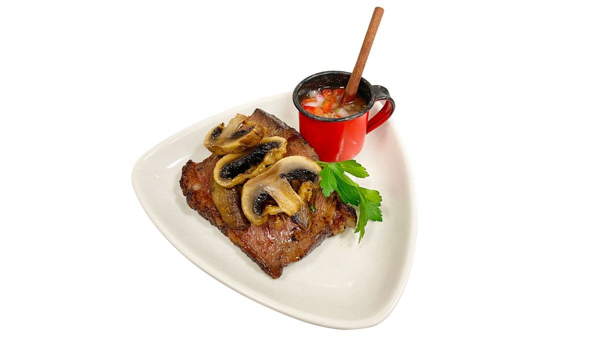 6oz AAA Alberta Grilled Top Sirloin and Mushrooms - 6oz Filet De Picanha com Cogumelos