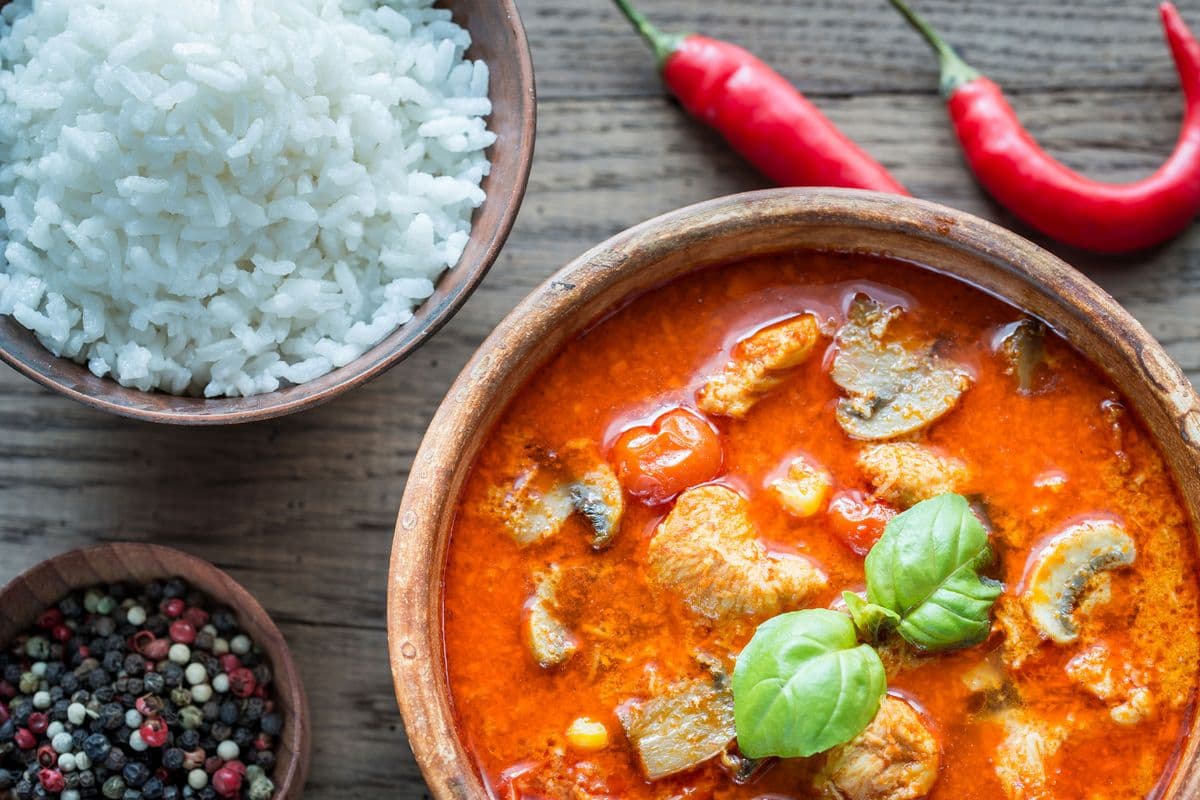 Bœuf au curry rouge avec oignons, poivrons et feuilles de lime Kaffir / Beef in Red Curry With Onions, Peppers and Kaffir Lime Leaves