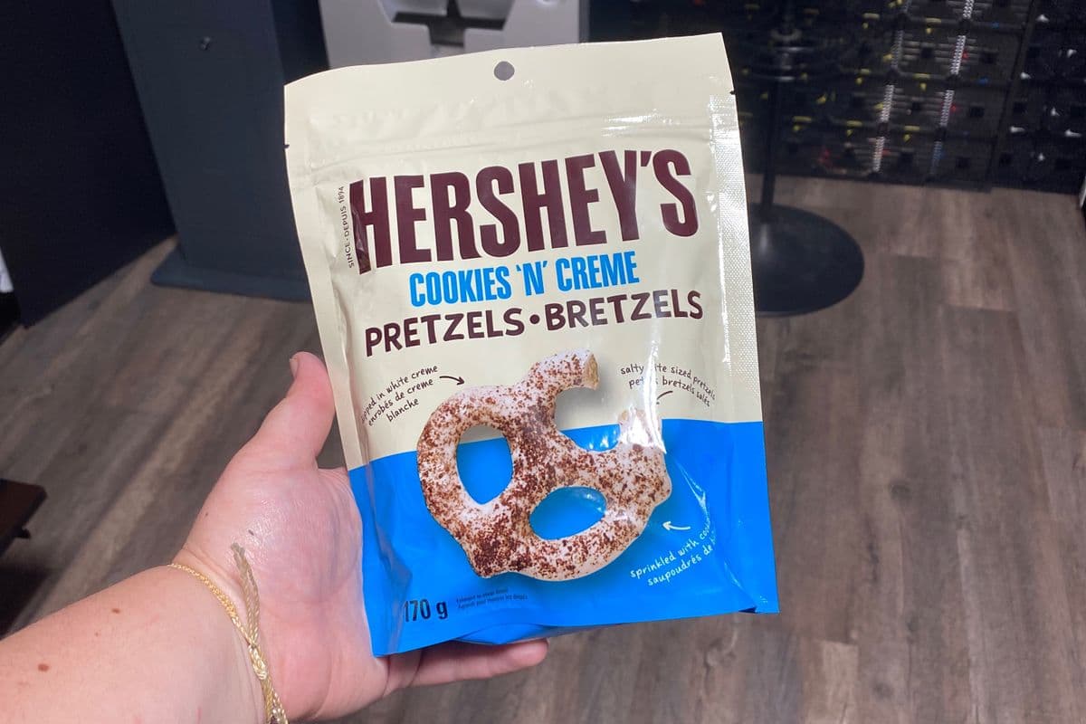Hershey Cookies & Cream Pretzel Pouch (170 g)