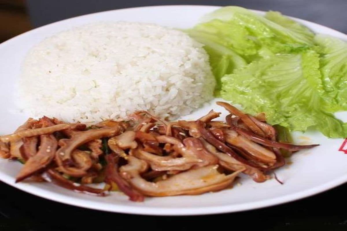 E11. Chili Pork Stomach on Rice 麻辣肚丝饭