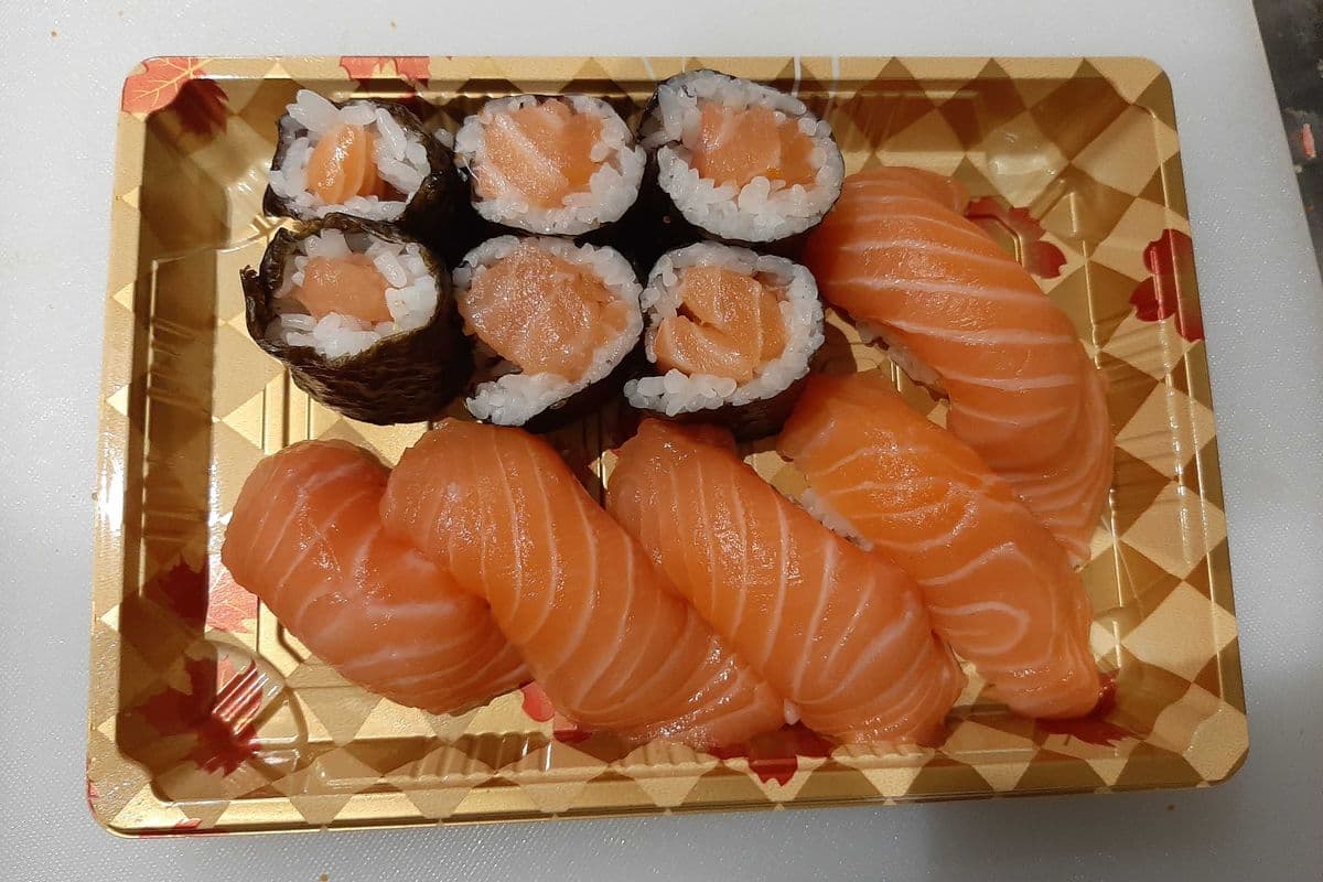 40. Salmon Sushi 5pcs +Salmon Hoso Maki 6pcs(or Tuna Hoso Maki)