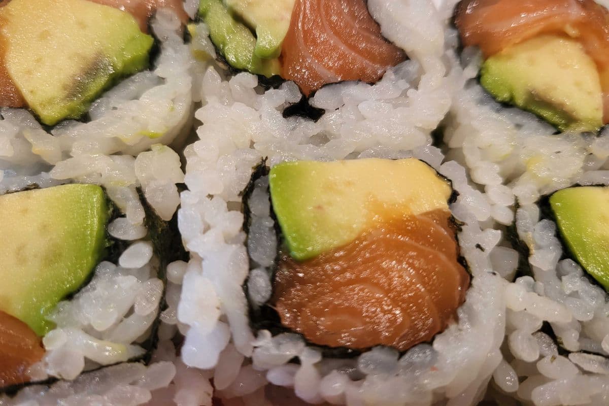 Avocado and Salmon Maki (6 pcs)