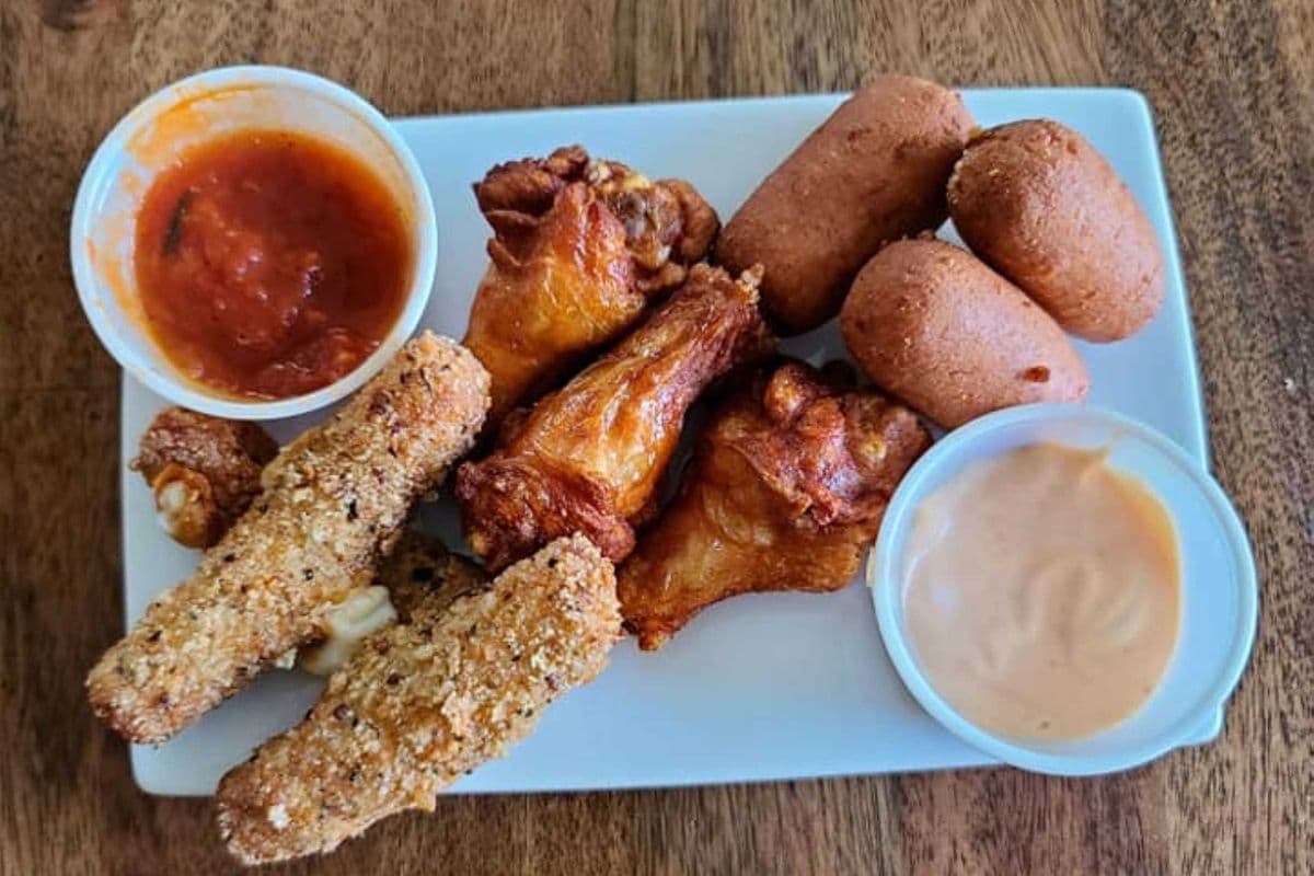 Trio ailes, bâtonnets (3 mcx) et saucisses (3 mcx)