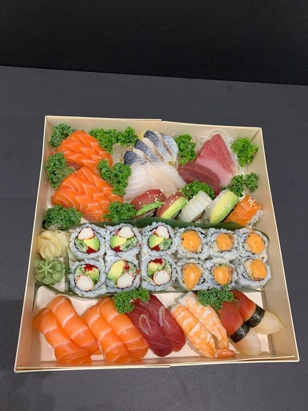P11. Vintage Sashimi-Sushi-Roll 45 pcs (for 2) / P11. 雜錦拼盤 45 pcs (for 2)