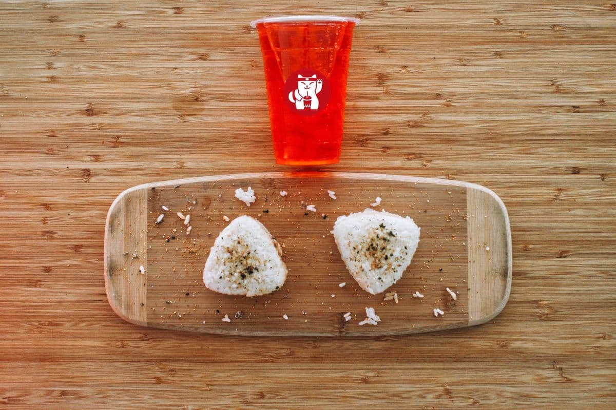 Deux onigiri identiques et un Bubble Tea