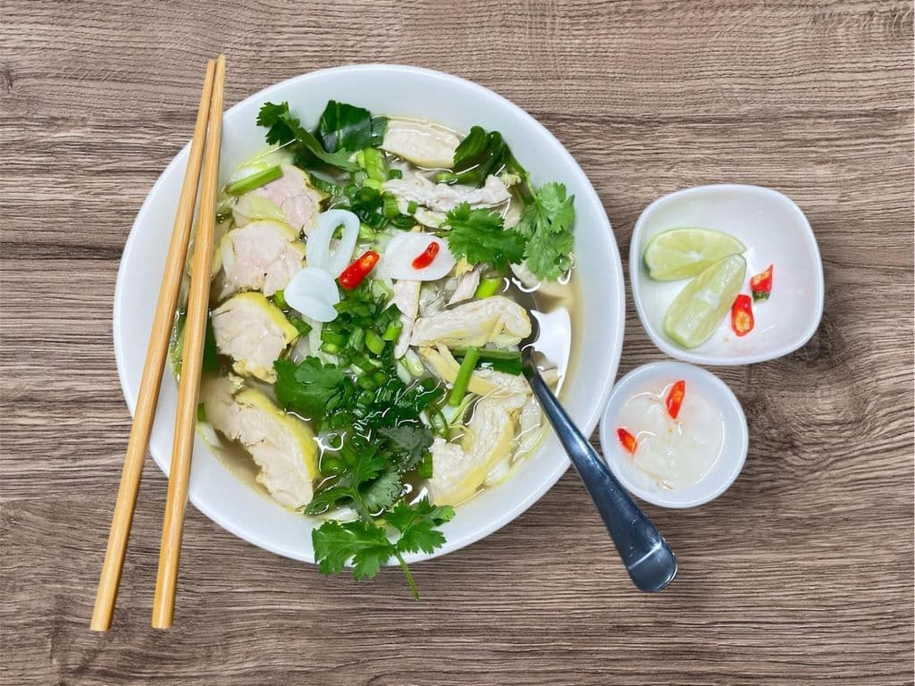 P20: Boneless Chicken with rice noodle in soup