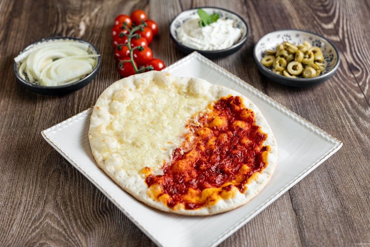 Manakeesh fromage et muhamara / Cheese and Muhamara Manakeesh