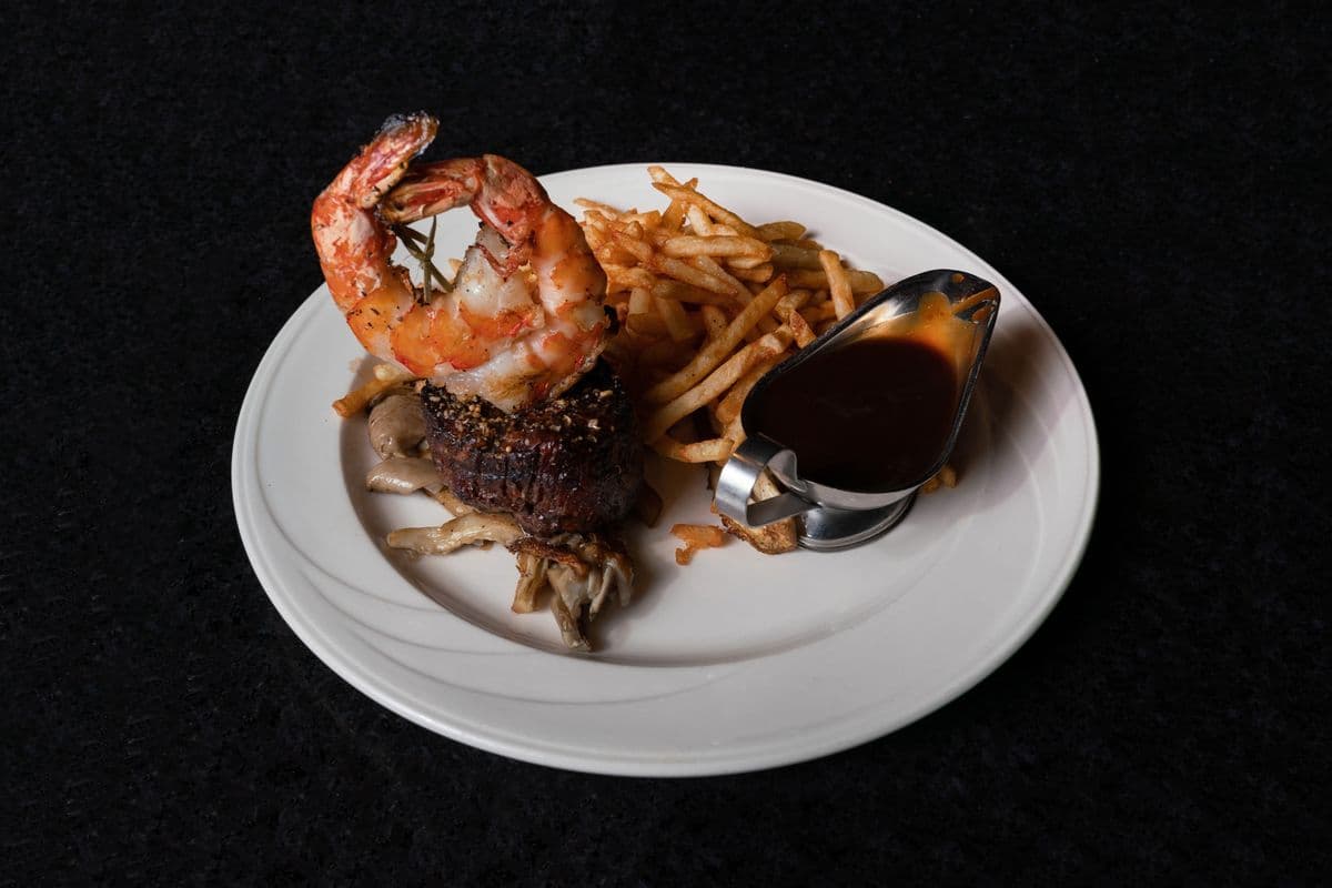 Filet mignon (8 oz) et deux crevettes grillées U10 (2 mcx) / Filet Mignon (8 oz) and Grilled U10 Shrimps (2 pcs)