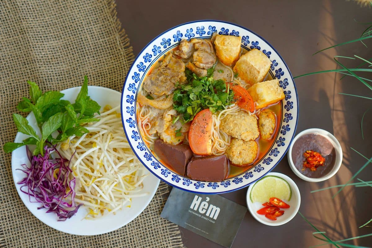 S8. Crab Paste Noodle Soup / Bún Riêu Cua