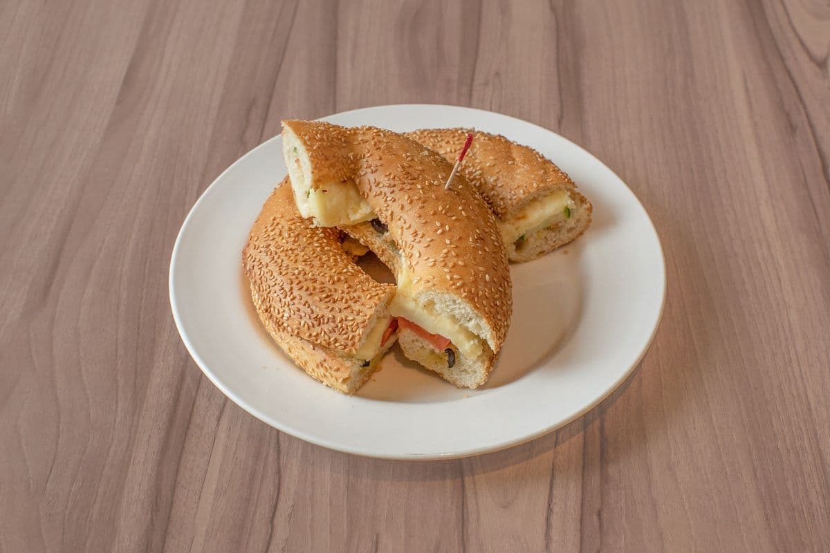 Halloumi Bagel (Kaakeh)