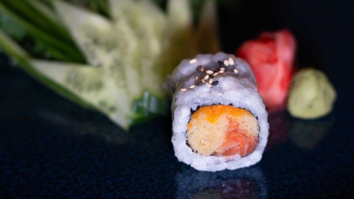 J1. Spicy Salmon Roll (6 pcs)