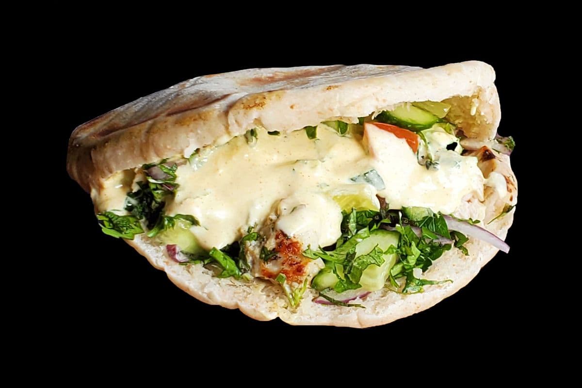 Pita au poulet avec beaucoup d'herbes et de légumes / Chicken pita with lots of herbs and veggies