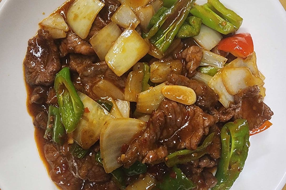 1707. Stir-Fried Beef with Green Chilli and Sweet Pepper