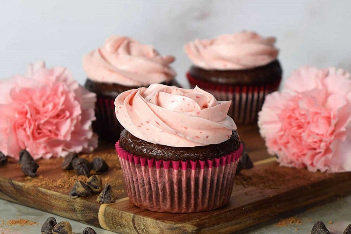 Chocolate Strawberry Buttercream Cupcakes (4 pcs)