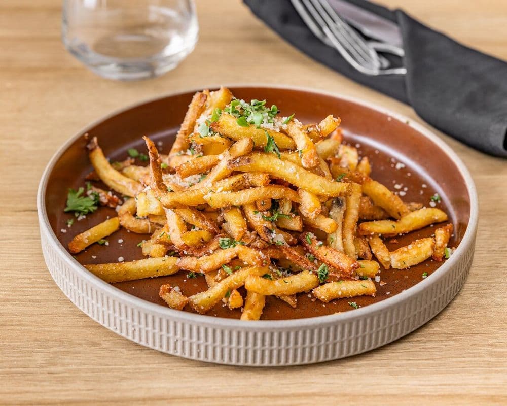 Frite maison, parmesan et herbes fraîches