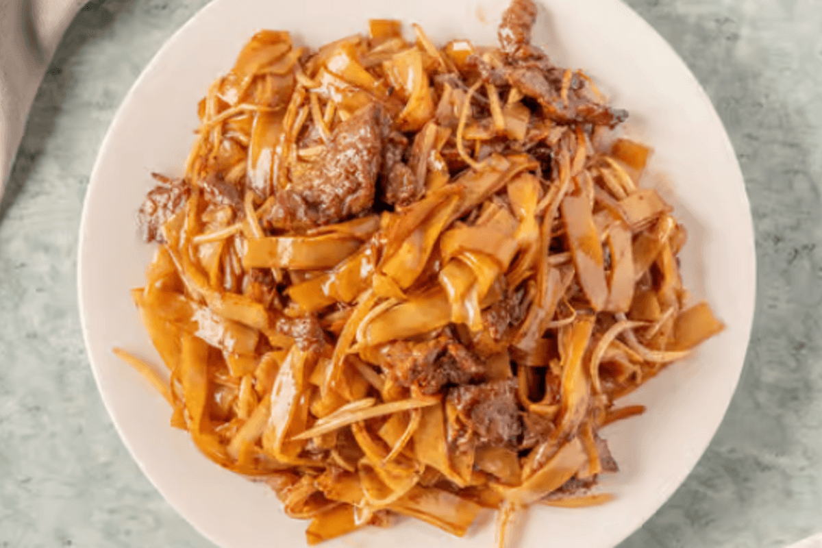 Nouilles de riz frites au boeuf avec sauce aux fèves noires / Fried Rice Noodles with Beef and Black Bean Sauce