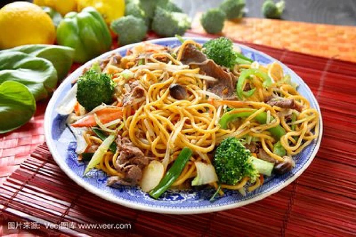 Beef and Broccoli Chow Mein（牛肉西兰花炒面）