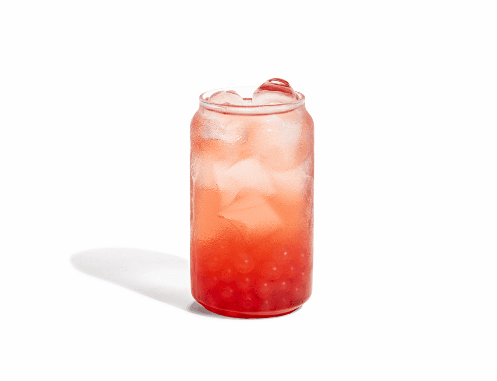 Strawberry & Lemon iced tea with popping pearls / Thé glacé fraise et citron avec perles éclatantes