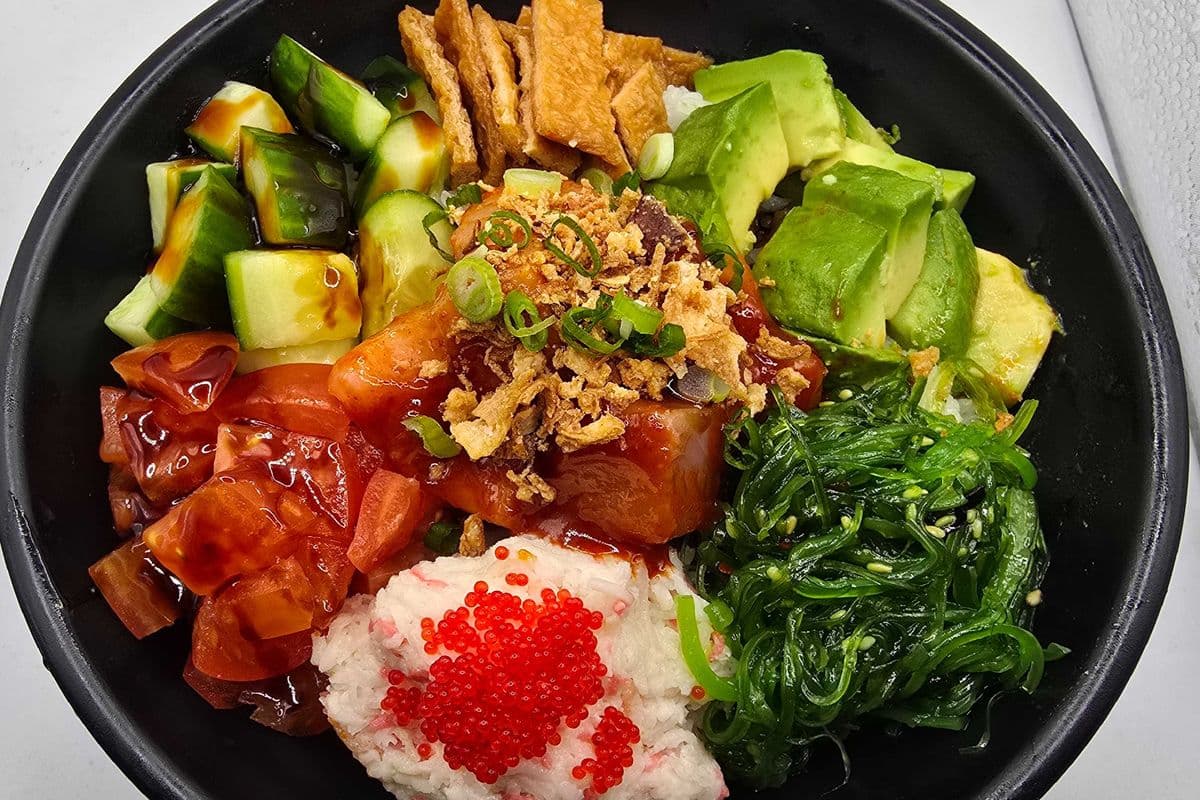 Spicy salmon or tuna poke bowl