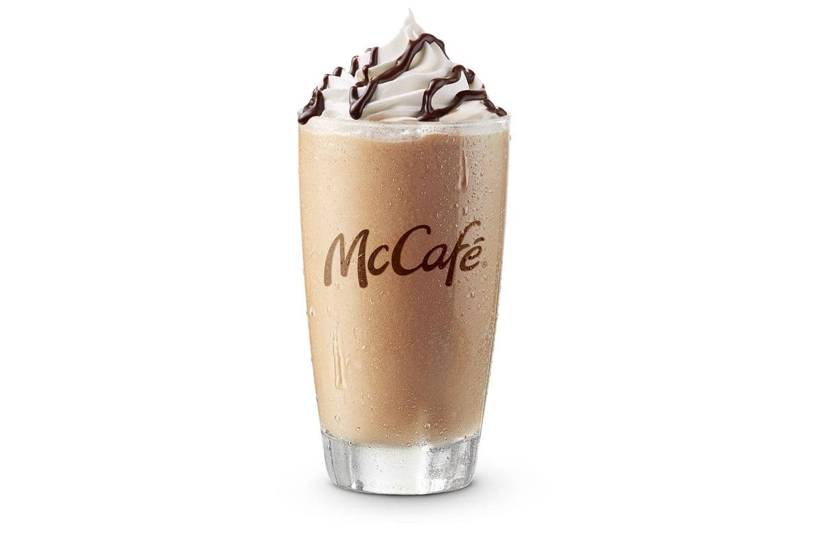 Café frappé + crème fouettée + coulis au choc. [590.0 Cal]