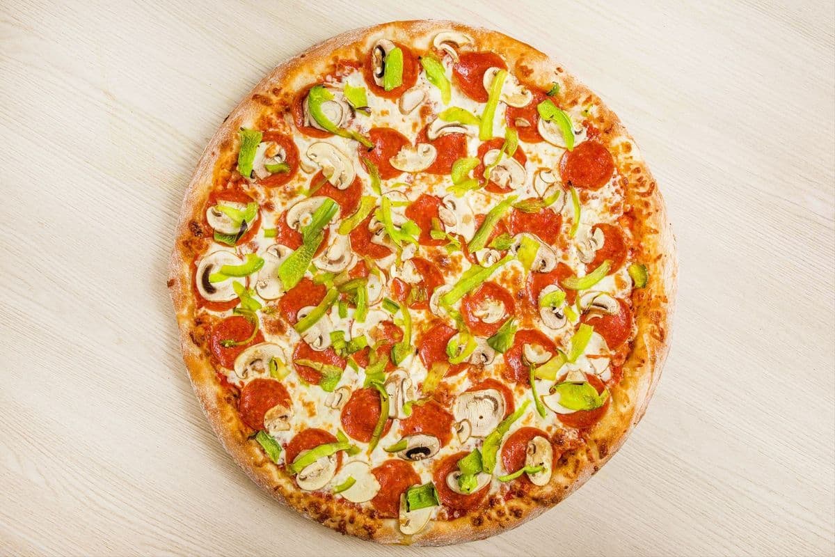 14" Medium Pizza Deluxe Specialty