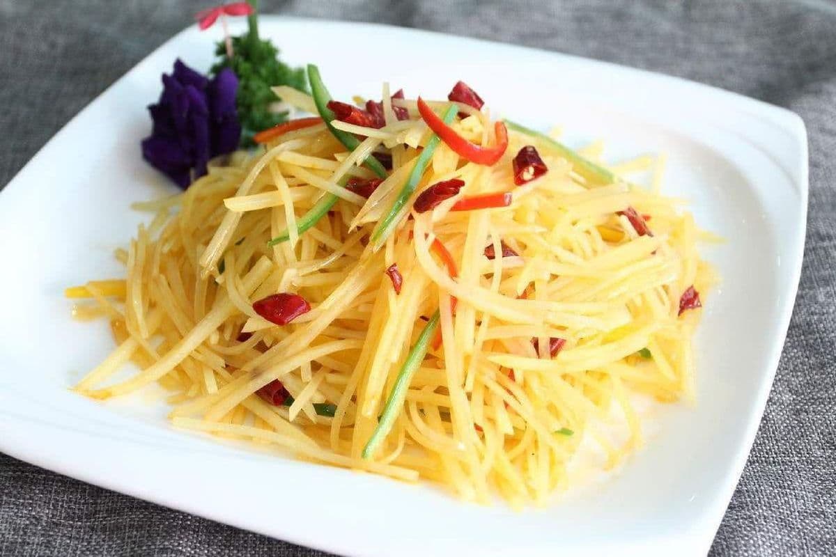 Spicy and Sour Shredded Potato Stir Fry（酸辣土豆丝）