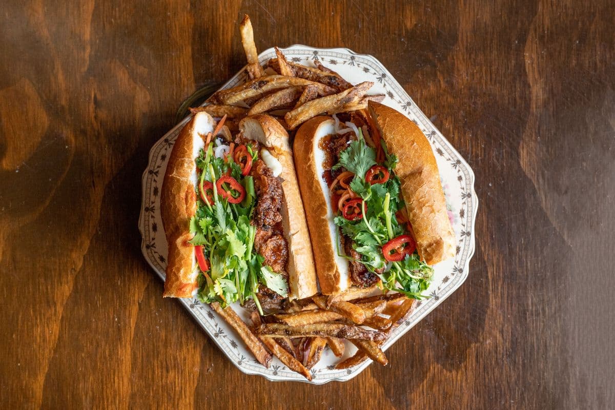 Fried Chicken Banh Mi / Banh Mi au Poulet Croustillant
