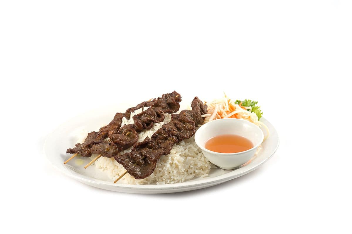 46. Brochettes de bœuf sur riz blanc / Beef Skewers on White Rice