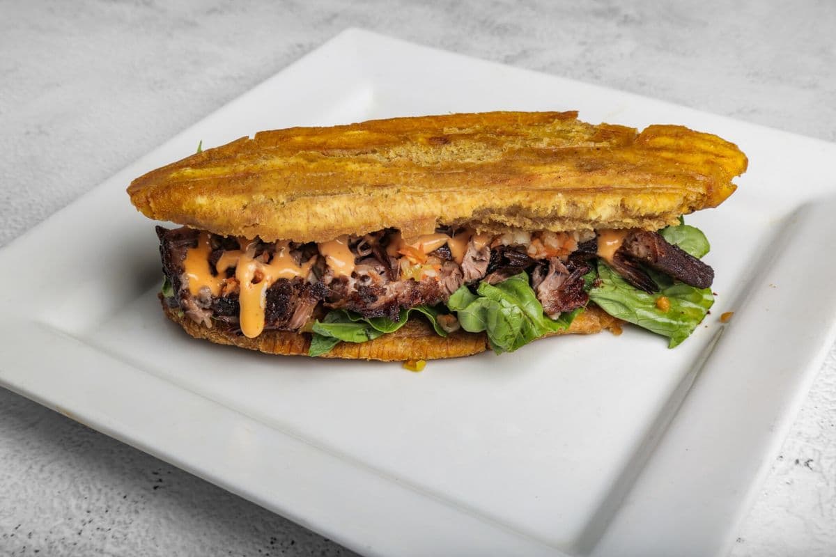 SANDWICH PLANTAIN (griot porc effiloché)