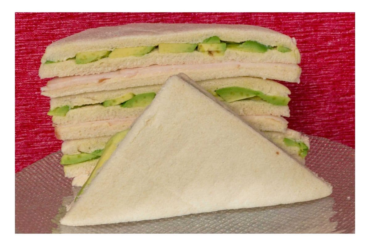 4 Turkey & Avocado Sandwiches (Triangular)