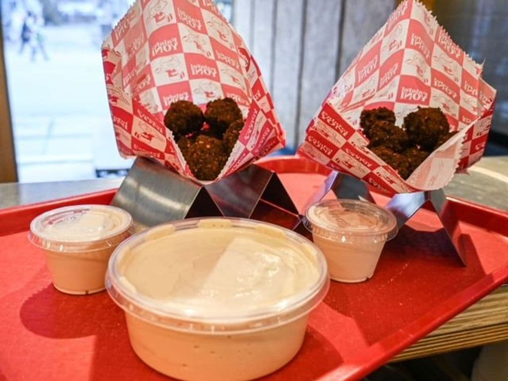 20 Boules de Falafel Et 250ml de Hummus / 20 Falafel Balls and a 250ml of Hummus