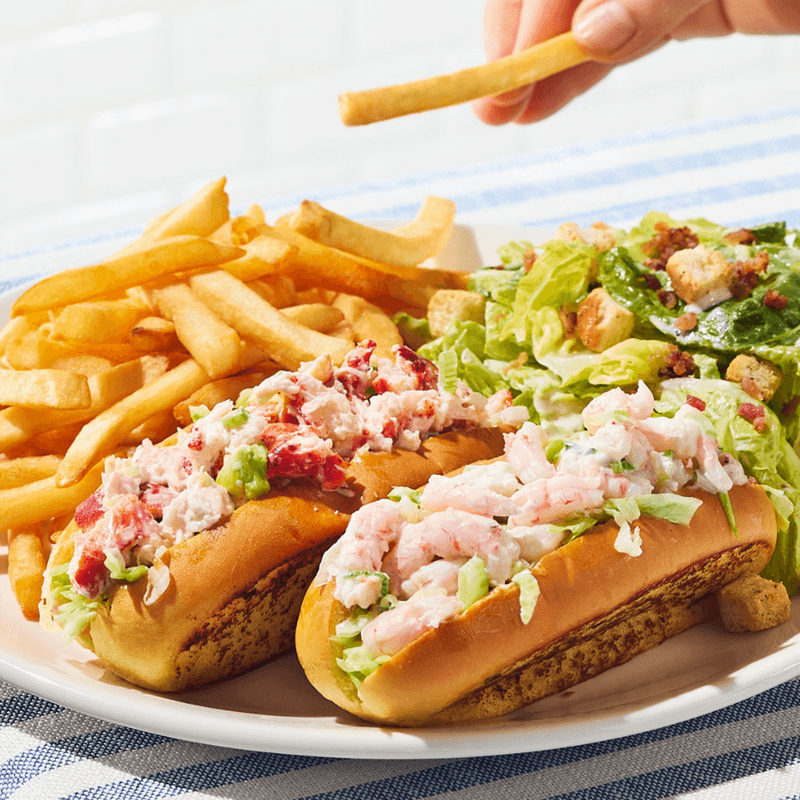 Une guédille au homard et 1 guédille aux crevettes / One lobster and one shrimp roll