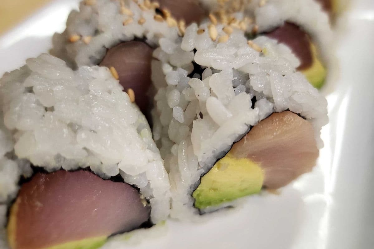 Tuna and Avocado Roll (8pcs)