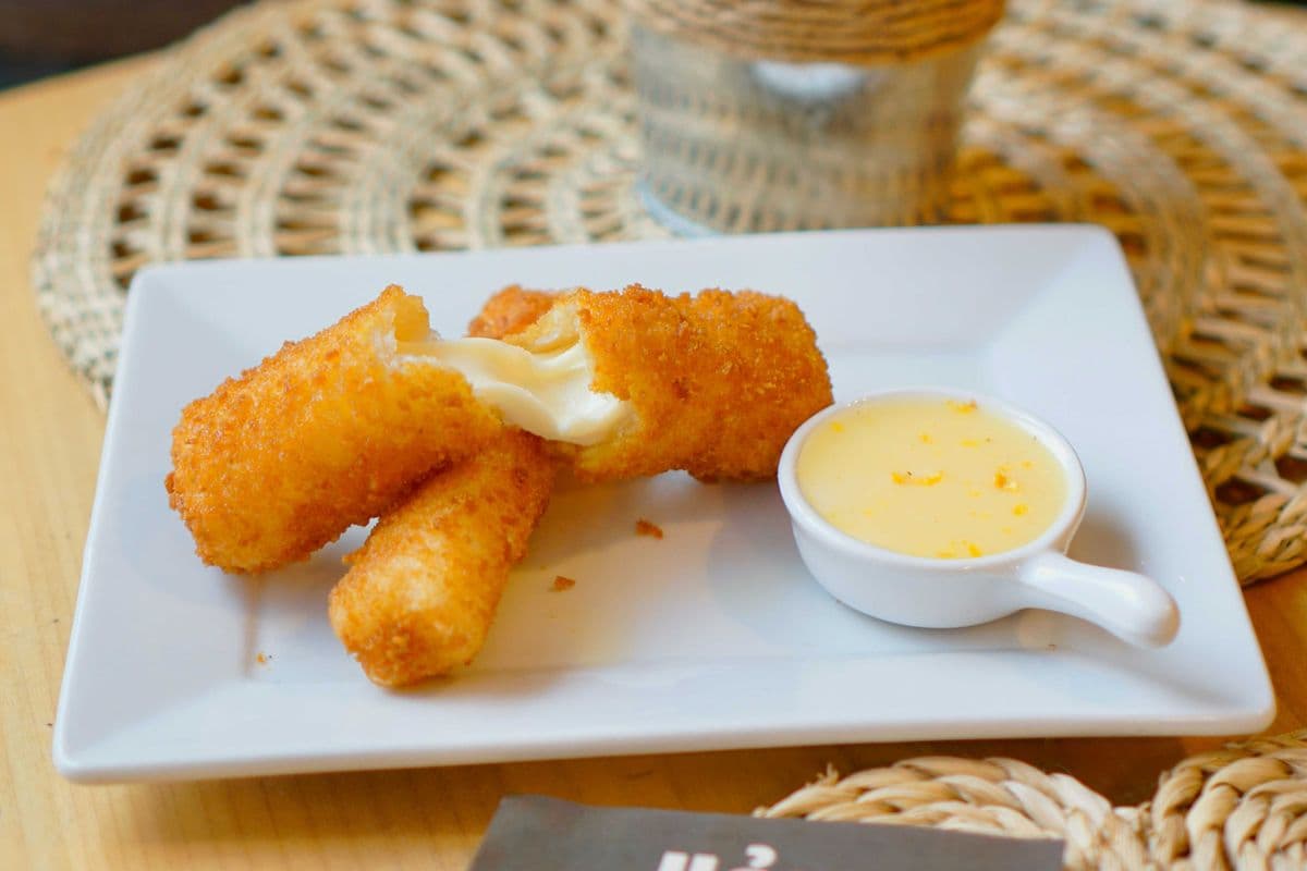 A6. Fried Cheese Stick (2pcs) / Phô Mai Que