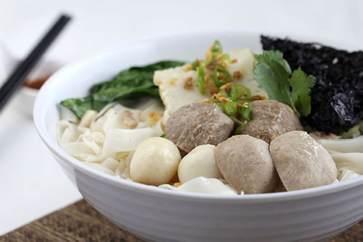D02. Mixed Meat and Fish Balls with Flat Noodle Seaweed Soup