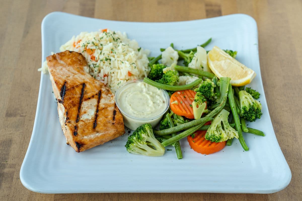 Filet de Saumon grille avec riz et legumes