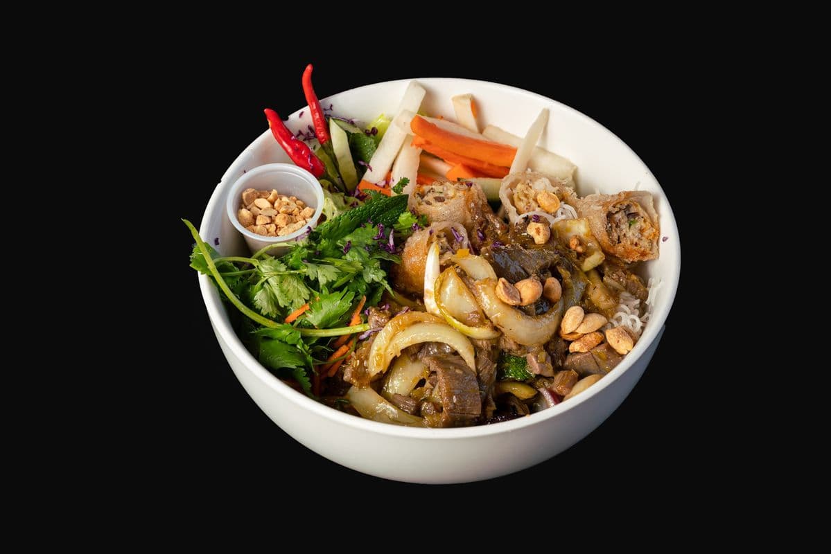 Bun Bo Xao (Vermicelles de riz au boeuf sauté) / Bun Bo Xao (Rice Vermicelli with Sauted Beef)