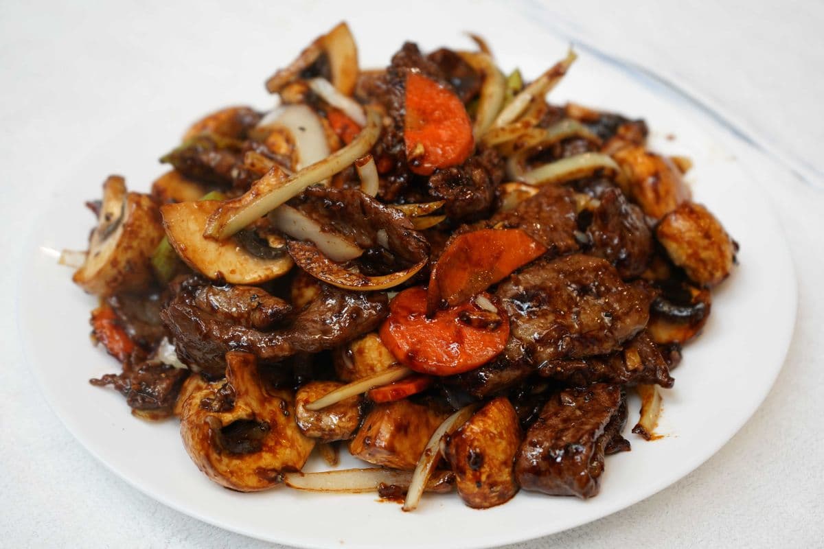 106. Black Pepper Beef with Crispy Greens