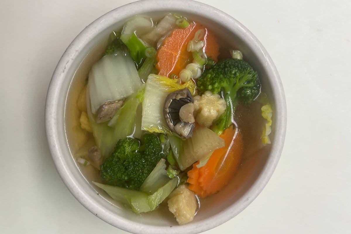 Chinese Vegetable Soup( Napa, Cabbage, mushroom, broccoli, celery, carrots and green onion) (16oz)