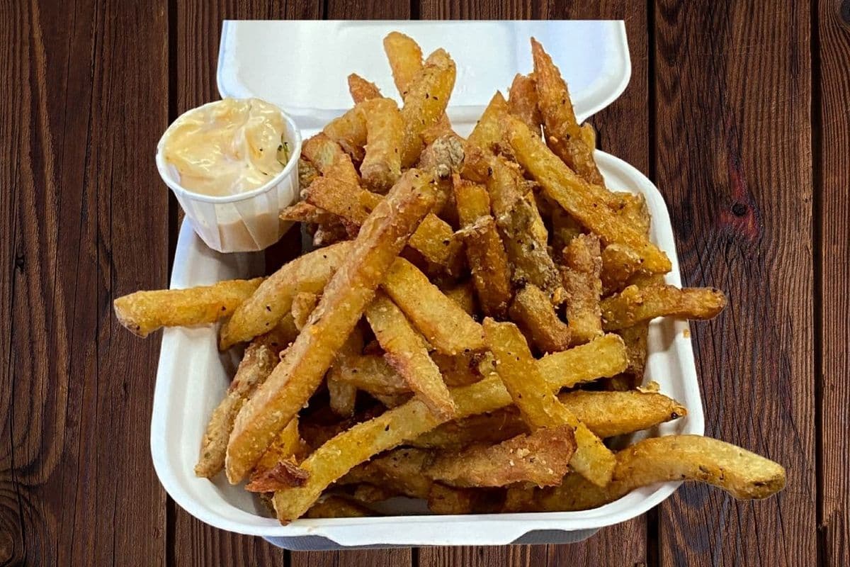 Frites maison avec sauce à l'ail (petite) / Homemade fries with garlic sauce (small)